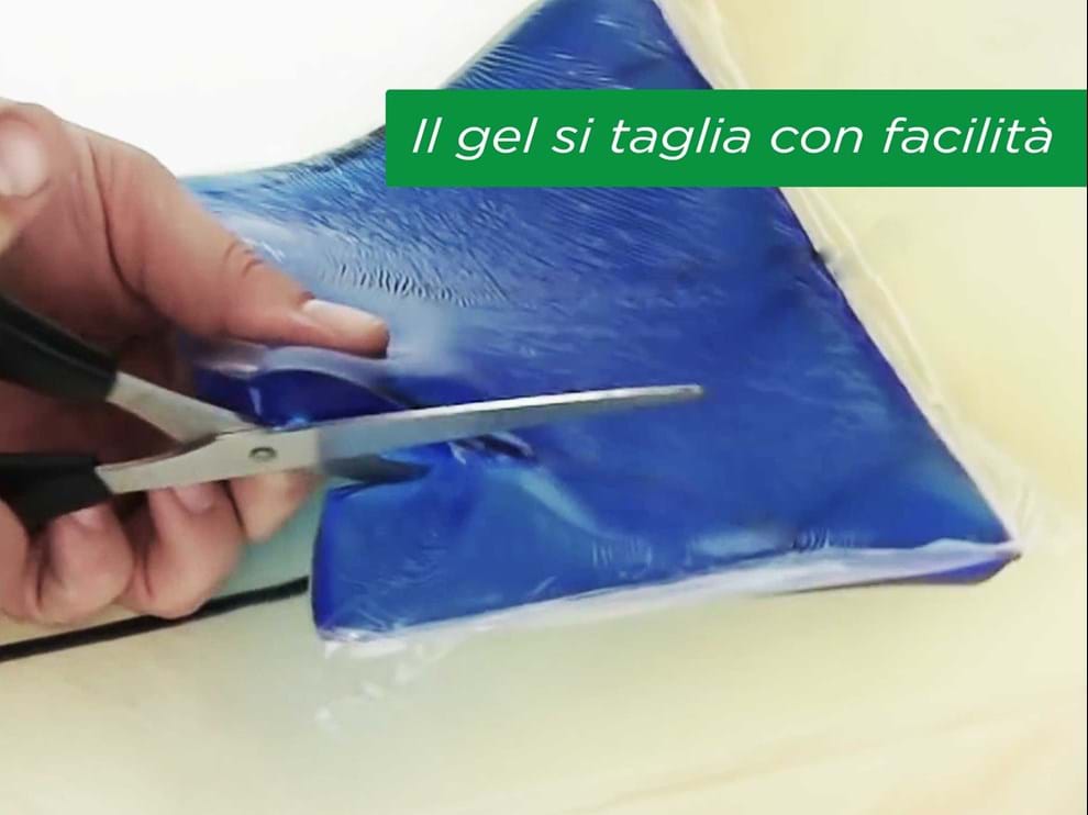 COLORI

Questo materiale ha pure la caratteristica di essere translucido e quindi di far filtrare la luce e può essere colorato a piacimento a seconda dell’esigenza. 

In campo illuminotecnico, ad esempio, può essere utilizzato per generare tonalità di colore soffuse per creare un’atmosfera personalizzata.
La nostra produzione può essere richiesta con la personalizzazione del colore, ma solo per quantità importanti.

CONSIGLI PER IL TAGLIO DELLE LASTRE IN GEL POLIURETANICO

Il gel poliuretanico può essere facilmente tagliato con delle forbici per ottenere la dimensione richiesta. Questa operazione viene spesso eseguita per coloro che devono imbottire delle selle moto con forme e dimensioni diverse.

Acquistando una delle nostre lastre in gel, questa potrà essere poi tagliata per sagomarla a piacimento.
Quando si taglia la lastra, il nostro suggerimento è quello di passare, sul lato del taglio, del carbonato di sodio o borotalco per poi lasciar riposare per un paio d’ore in modo che la sostanza venga assorbita.

In questo modo la lastra sarà perfetta e non appiccicosa.